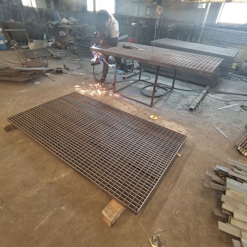 地鐵站臺(tái)鋼格板防滑處理：避免雨天事故！