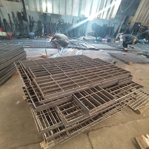 化工廠鋼格柵系統：腐蝕防護的終極解決方案